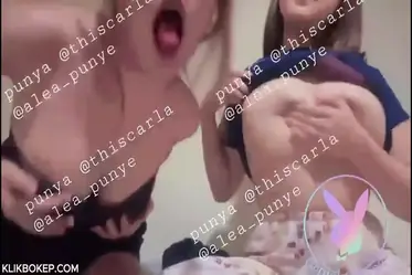 Bokep Indo dua gadis remaja meremas toket besarnya